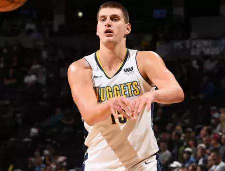 在抢篮板球 在抢篮板球